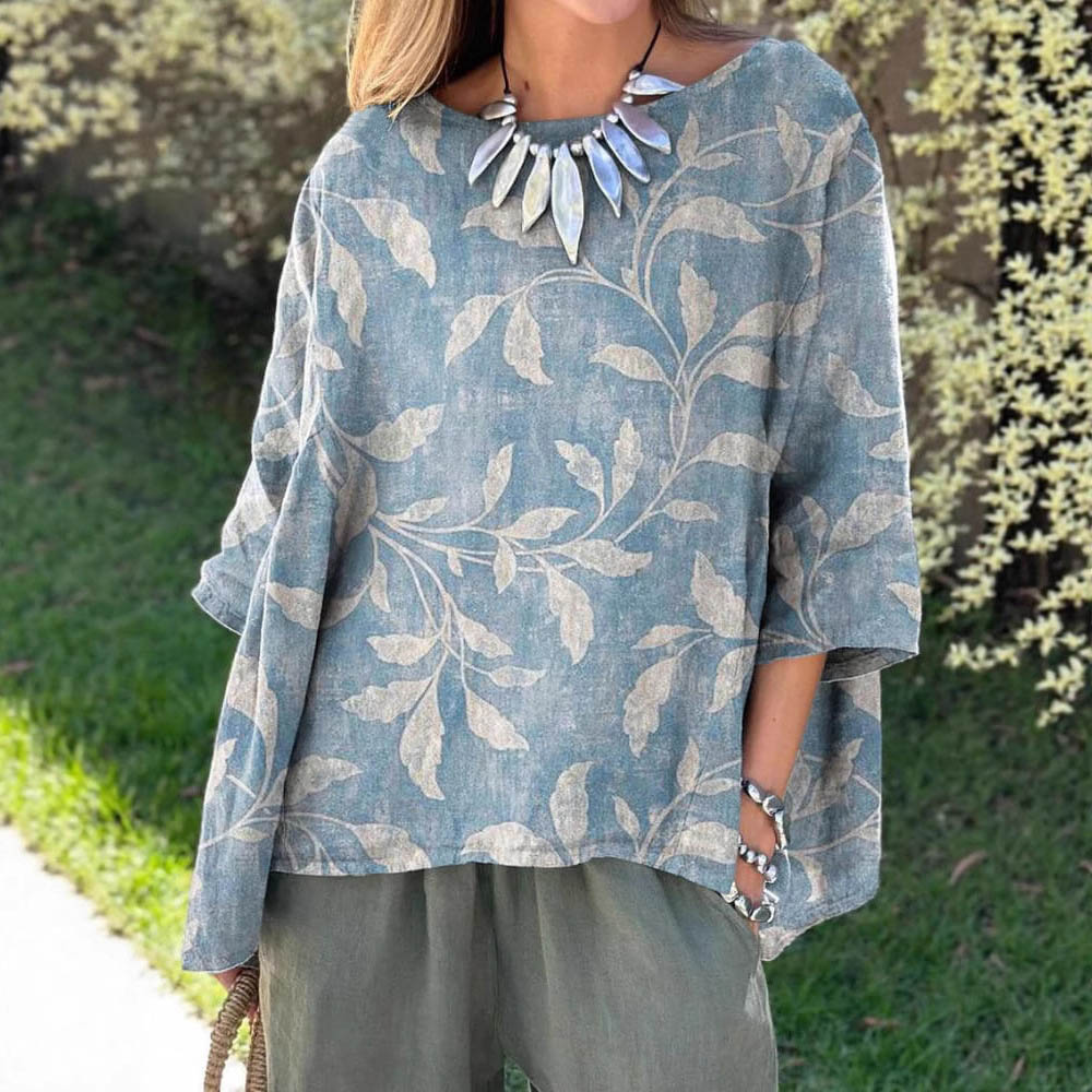 Blouse met 3/4 mouwen en een print van stoffig blauw bladmotief              Write a Review